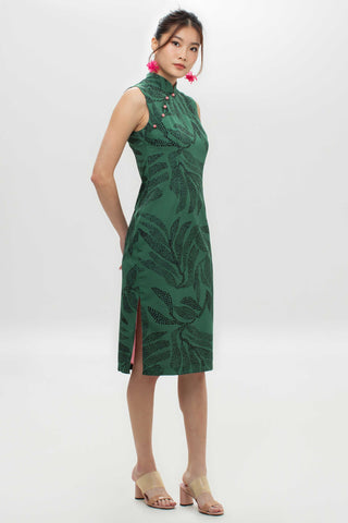 green knee length sleeveless modern cheongsam with side slits